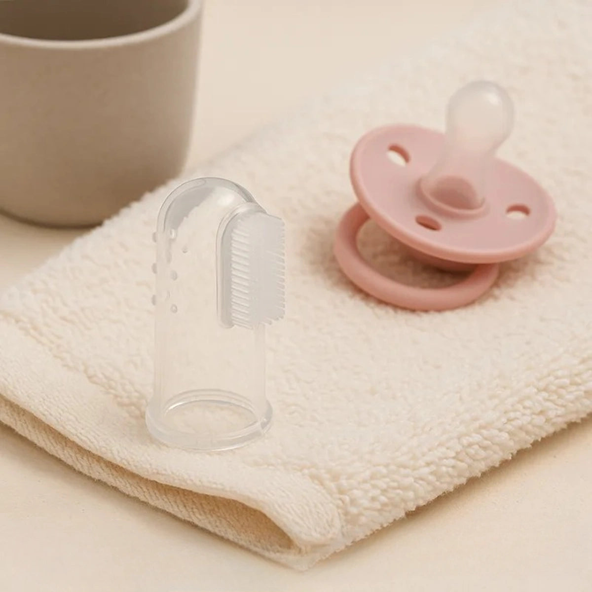 Brosse à dents bébé en silicone utilisée pour masser les gencives et favoriser une hygiène bucco-dentaire saine