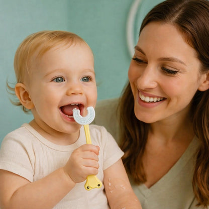 Brosse à dents bébé silicone jaune, apprentissage du brossage accompagné par maman