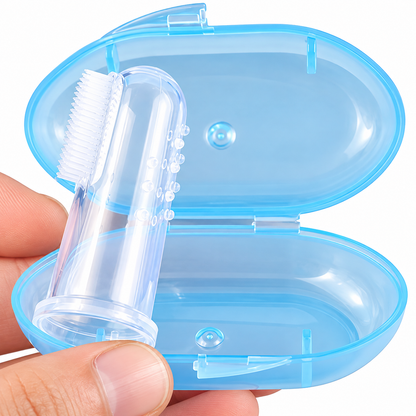 Gros plan d’une brosse à dents de doigt pour bébé en silicone transparent, avec picots de massage et poils souples, devant son étui bleu ouvert.