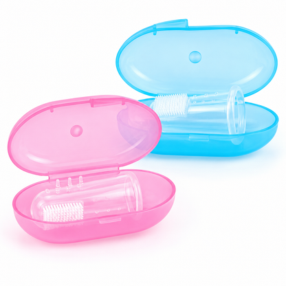 Deux brosses à dents à doigt en silicone pour bébé, présentées dans leurs étuis de rangement rose et bleu ouverts.