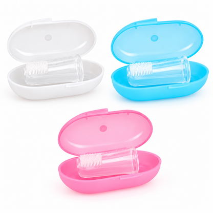 Trois brosses à dents à doigt en silicone transparent pour bébé avec étuis de rangement blanc, bleu et rose.