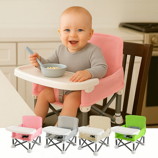 Bébé heureux mangeant des fruits dans une chaise de voyage bébé pliable rose avec variantes
