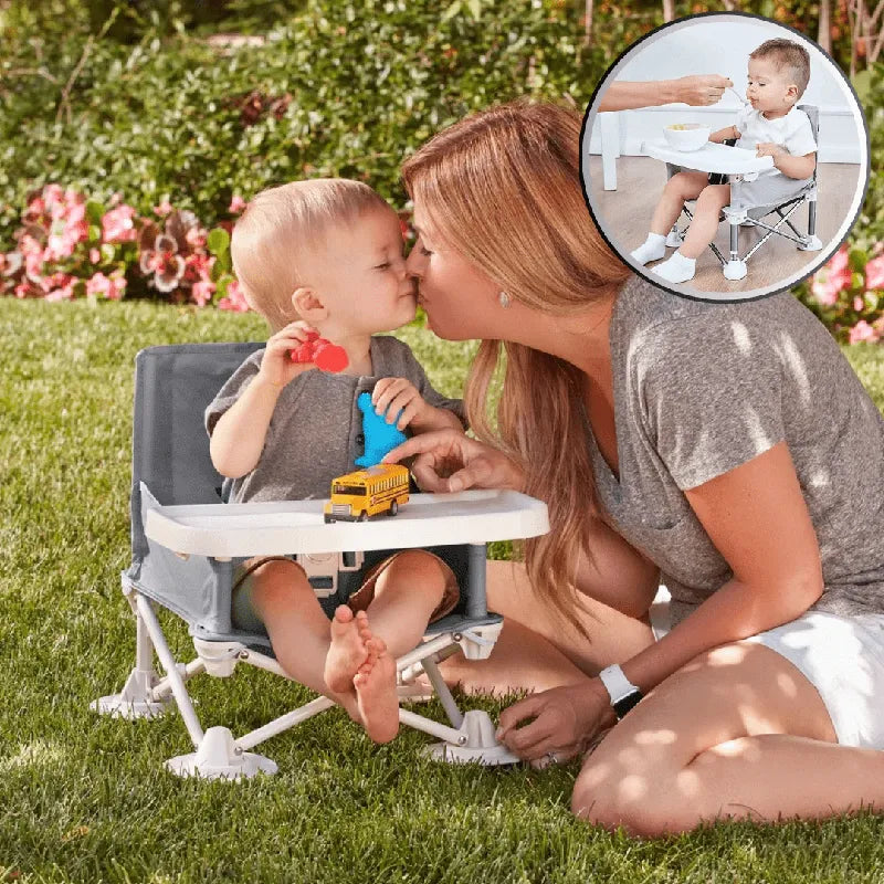 Bébé assis dans une chaise de voyage bébé pliable avec sa maman dans le jardin