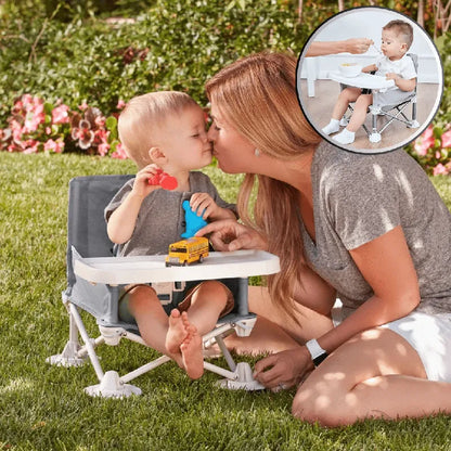 Bébé assis dans une chaise de voyage bébé pliable avec sa maman dans le jardin
