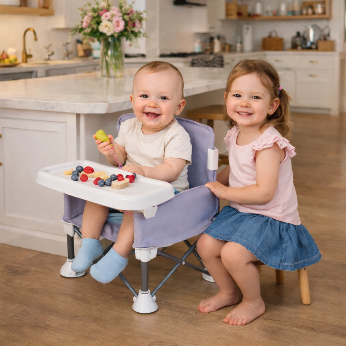 Bébé installé dans une chaise haute portable pour prendre son repas à la maison