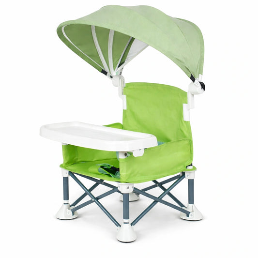 Chaise repas bébé pliante avec auvent vert et plateau amovible sur fond blanc