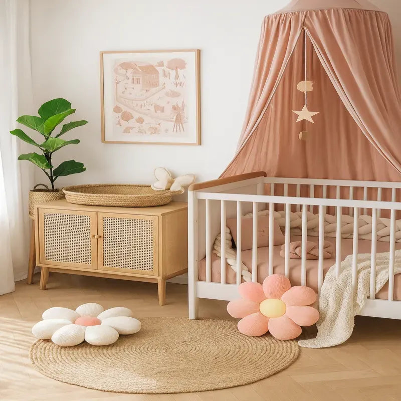 Chambre de bébé avec 2 coussins en forme de marguerite