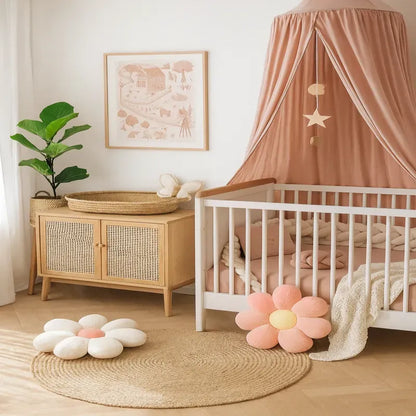 Chambre de bébé avec 2 coussins en forme de marguerite