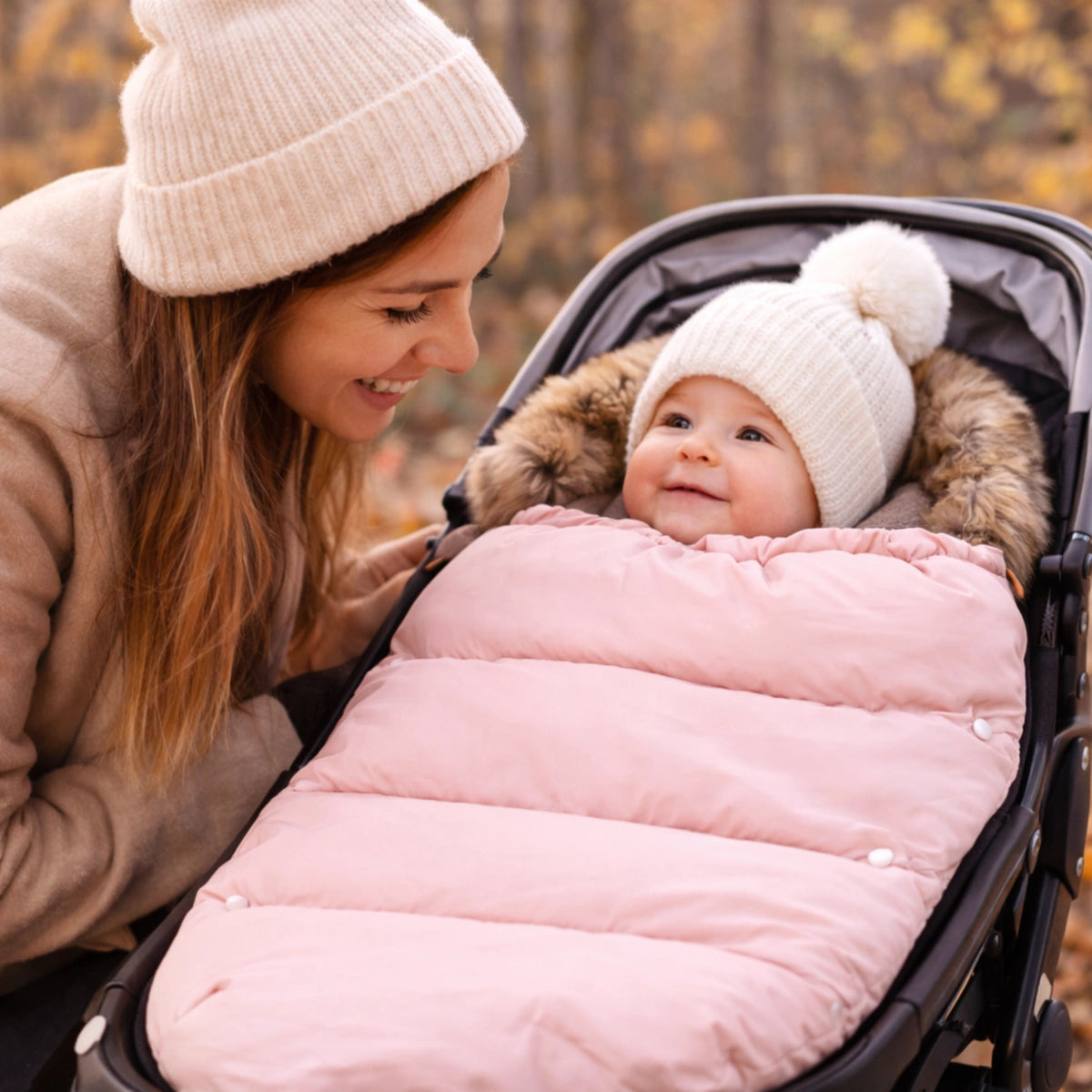 Chancelière bébé poussette rose avec maman et bébé en extérieur confort et chaleur