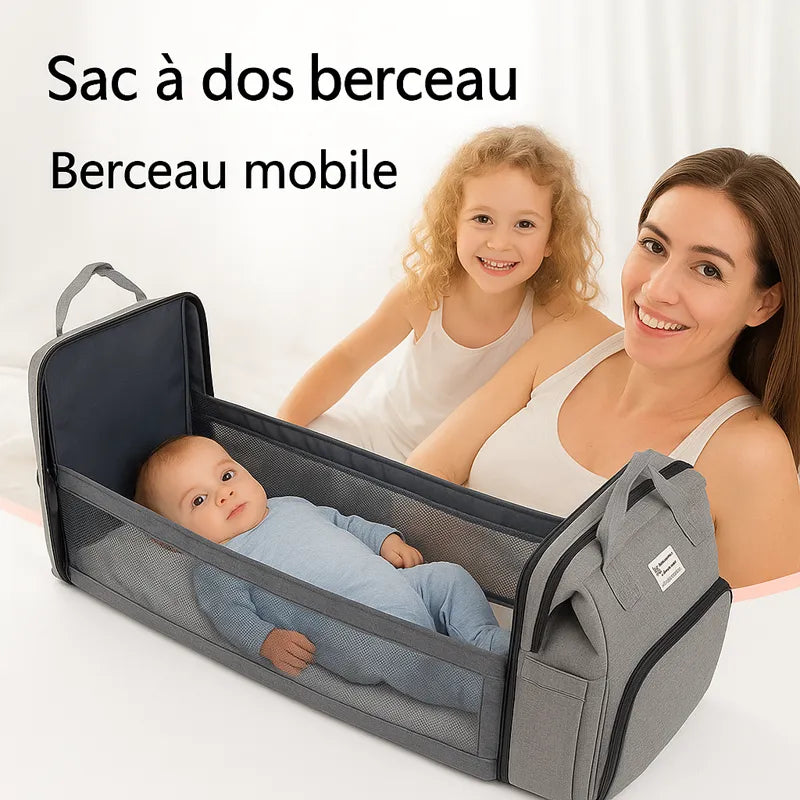 Maman et bébé heureux avec sac à dos berceau bébé