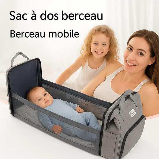 Maman et bébé heureux avec sac à dos berceau bébé