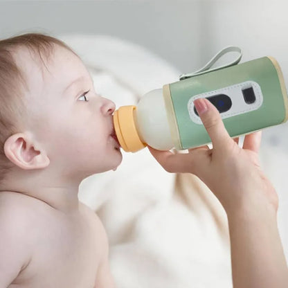 Bébé boit au biberon avec chauffe biberon USB portable