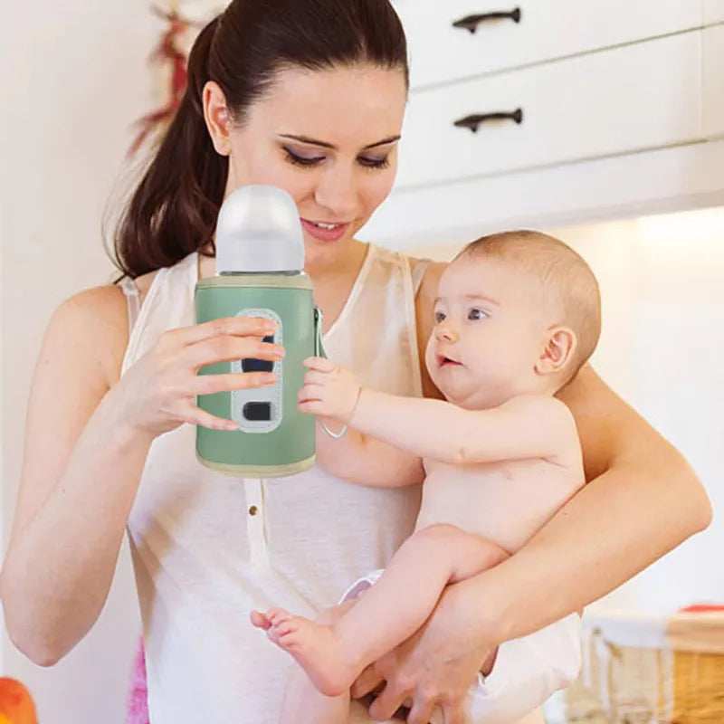 Maman et bébé utilisent un chauffe biberon USB portable pratique