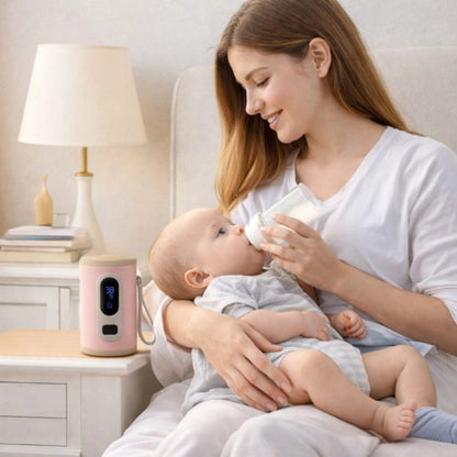 Chauffe biberon portable bébé rose sur table de chevet pendant que maman nourrit bébé avec un biberon