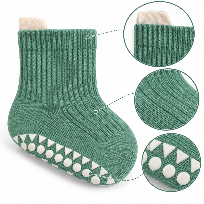 Chaussette bébé verte en maille avec semelle antidérapante et détails du tissu