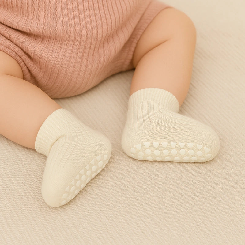 Chaussettes bébé crème antidérapantes en coton doux pour premiers pas