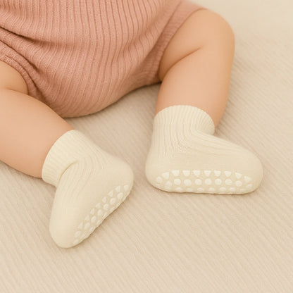 Chaussettes bébé crème antidérapantes en coton doux pour premiers pas