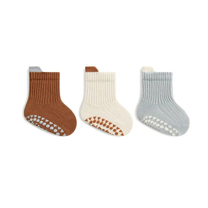 Chaussettes bébé marron et gris clair en coton épais, souples et antidérapantes pour toutes les saisons.