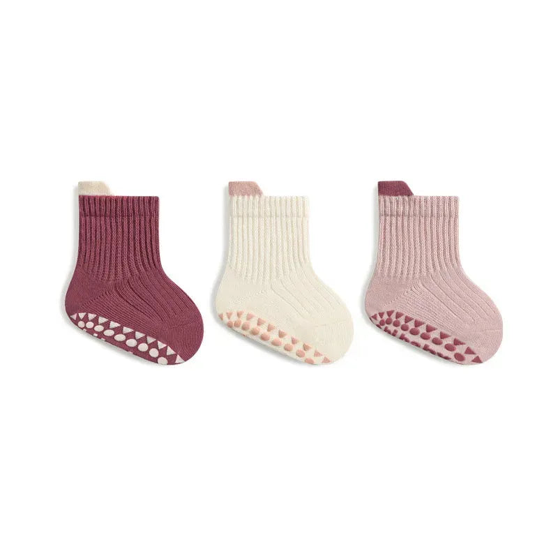 Chaussettes bébé roses et crème en coton doux avec semelles antidérapantes, parfaites pour un confort quotidien.