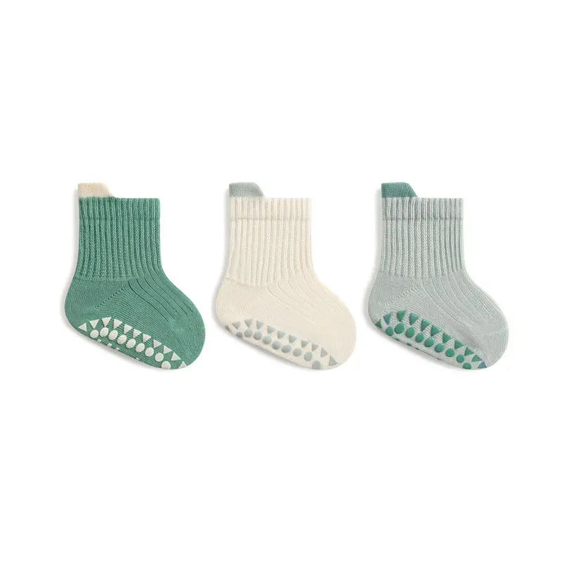 Chaussettes bébé vertes et grises antidérapantes en coton doux, confortables et respirantes pour les tout-petits.