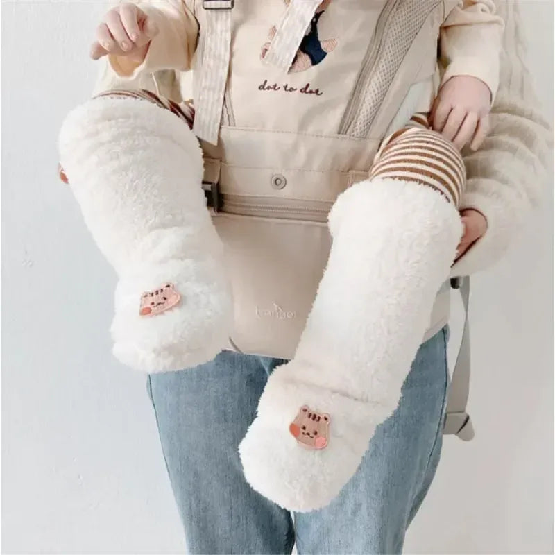 Chaussettes bébé chaudes longues blanches en peluche motif écureuil, portées par un bébé en porte-bébé.