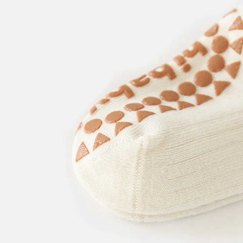 Détail semelle antidérapante de chaussettes bébé en coton respirant