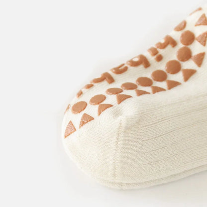Détail semelle antidérapante de chaussettes bébé en coton respirant