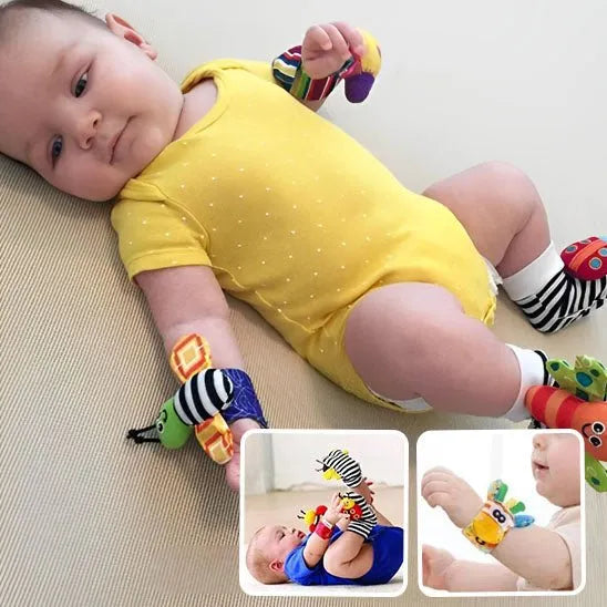 Bébé qui regarde ses hochets chaussettes