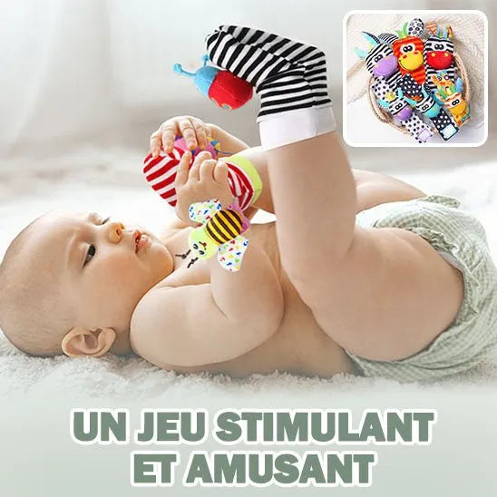 Bébé qui joue avec ses chaussettes hochets