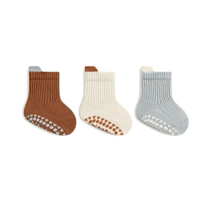 Chaussettes bébé marron et gris clair en coton épais, souples et antidérapantes pour toutes les saisons.