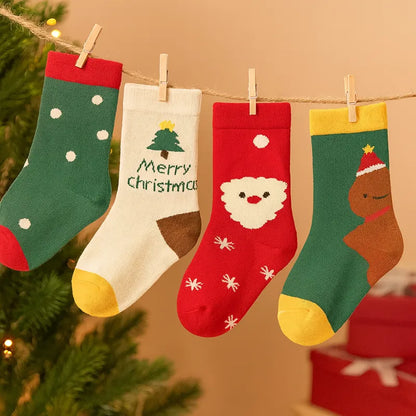 Chaussettes bébé Noël suspendues décor arbre de Noël et Père Noël”