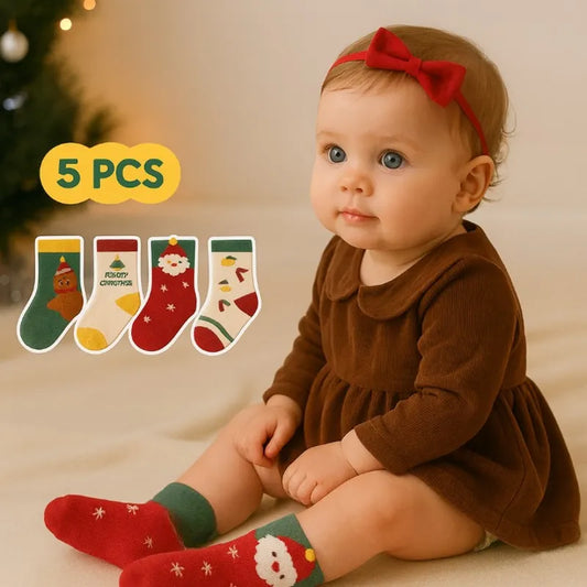 Lot chaussettes bébé Noël 5 paires présenté avec bébé en tenue festive”