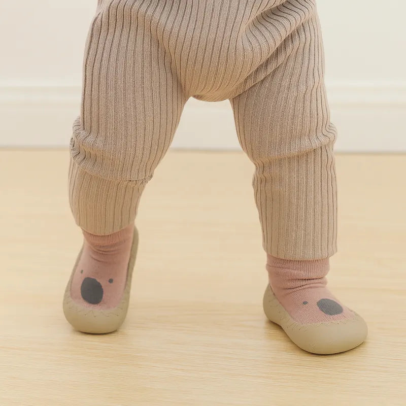 Chaussons bébé motif ours, mignons et antidérapants, parfaits pour les premiers pas et les moments de jeu.