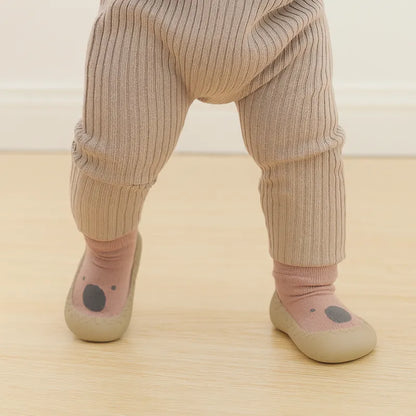 Chaussons bébé motif ours, mignons et antidérapants, parfaits pour les premiers pas et les moments de jeu.