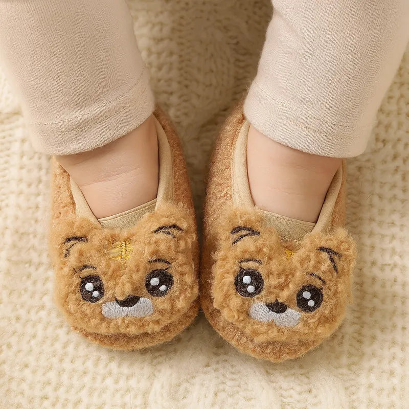 Chaussons bébé marron motif ourson, semelles antidérapantes et intérieur moelleux pour un confort optimal au quotidien.