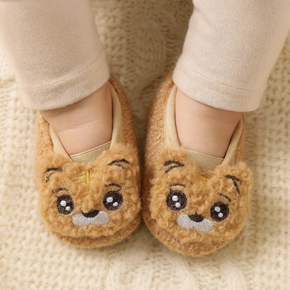 Chaussons bébé marron motif ourson, semelles antidérapantes et intérieur moelleux pour un confort optimal au quotidien.