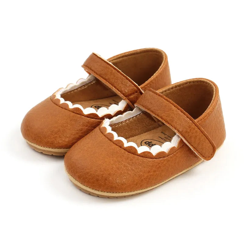 Chaussures bébé camel en cuir doux et semelle souple, parfaites pour apprendre à marcher confortablement.