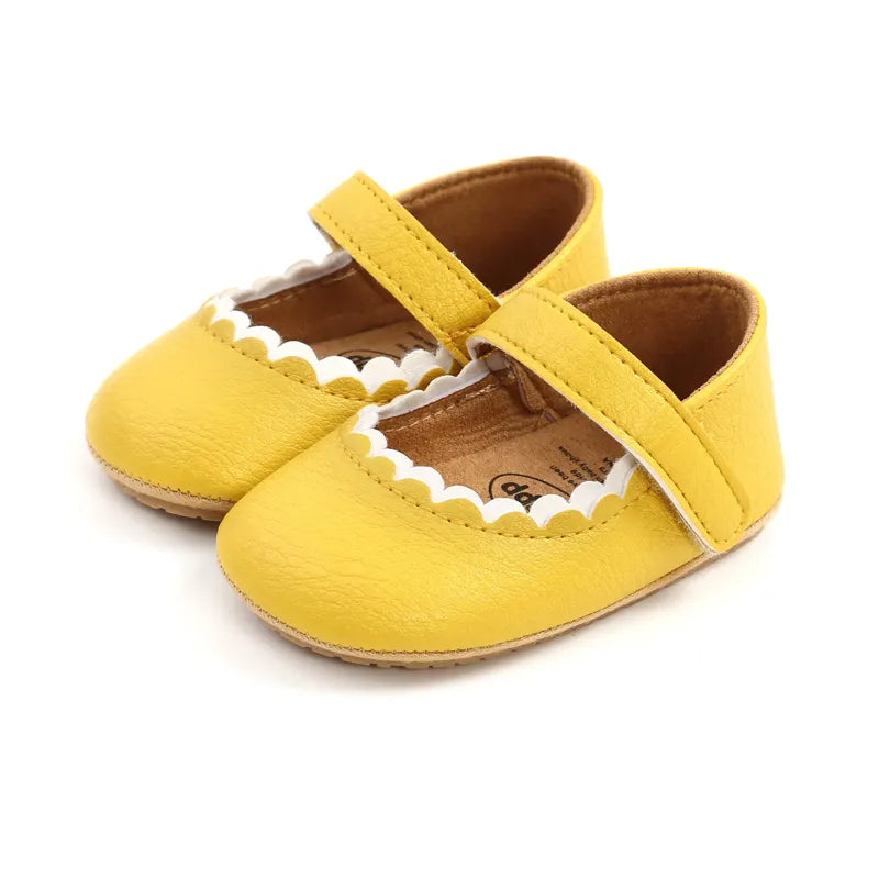 Chaussures bébé jaunes en cuir souple et respirant, parfaites pour un style joyeux et sécurisé.