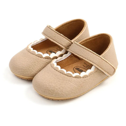 Chaussures bébé beiges en cuir naturel, confortables et sécurisées pour les premiers pas de bébé.