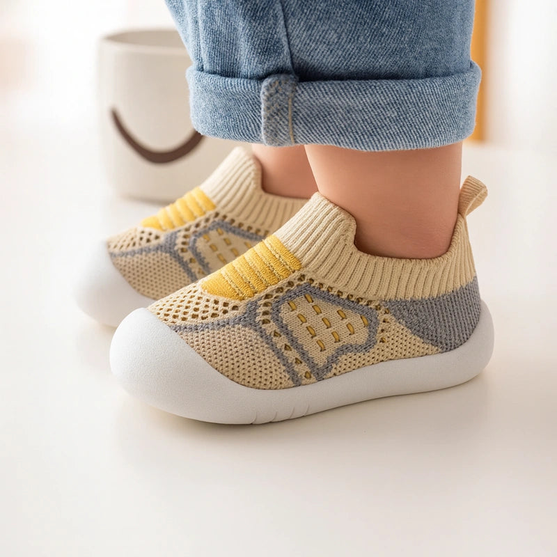 Chaussures bébé jaune et grise confortables, semelle flexible pour marche stable