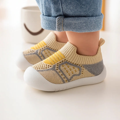 Chaussures bébé jaune et grise confortables, semelle flexible pour marche stable
