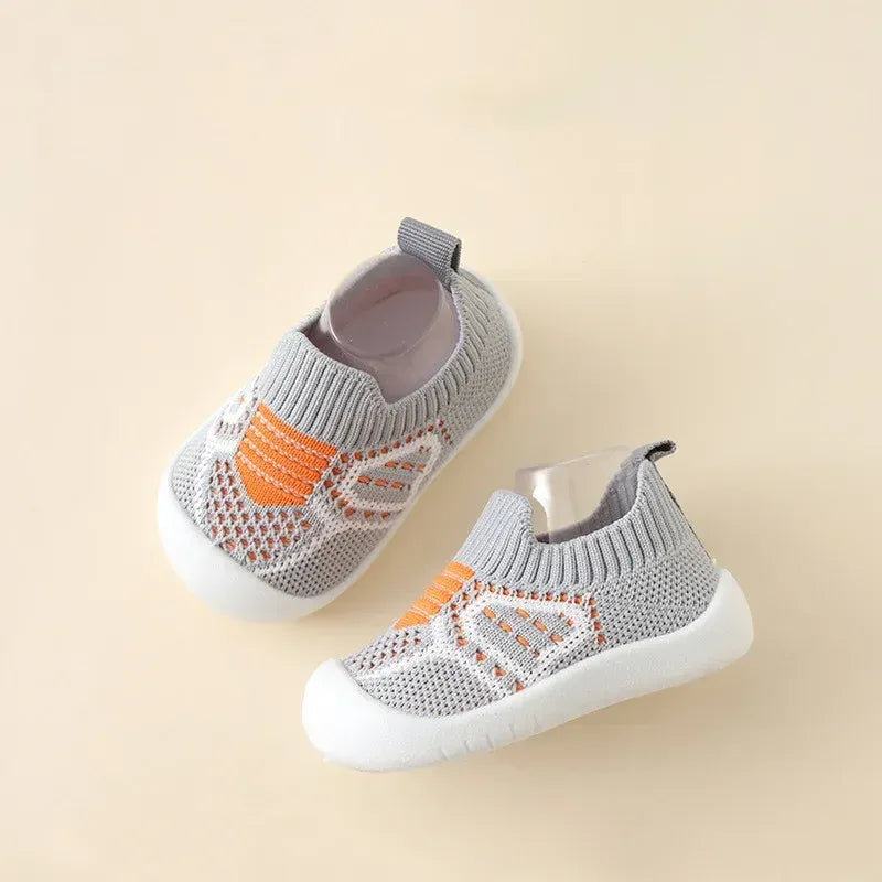 Chaussures bébé grises et orange souples et respirantes pour les premiers pas