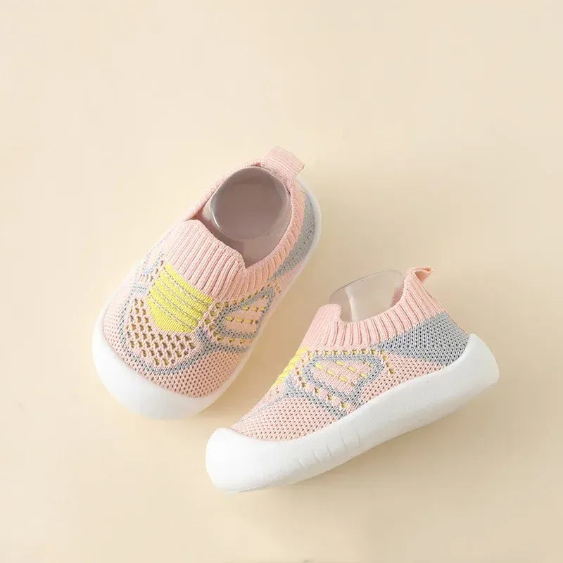 Chaussures bébé roses et jaunes, légères et confortables, parfaites pour apprendre à marcher en sécurité