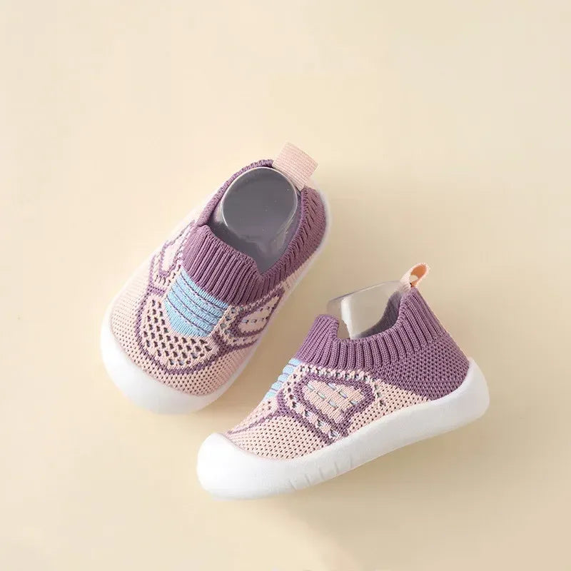 Chaussures bébé violettes et bleues, souples et respirantes, idéales pour premiers pas confortables et sûrs