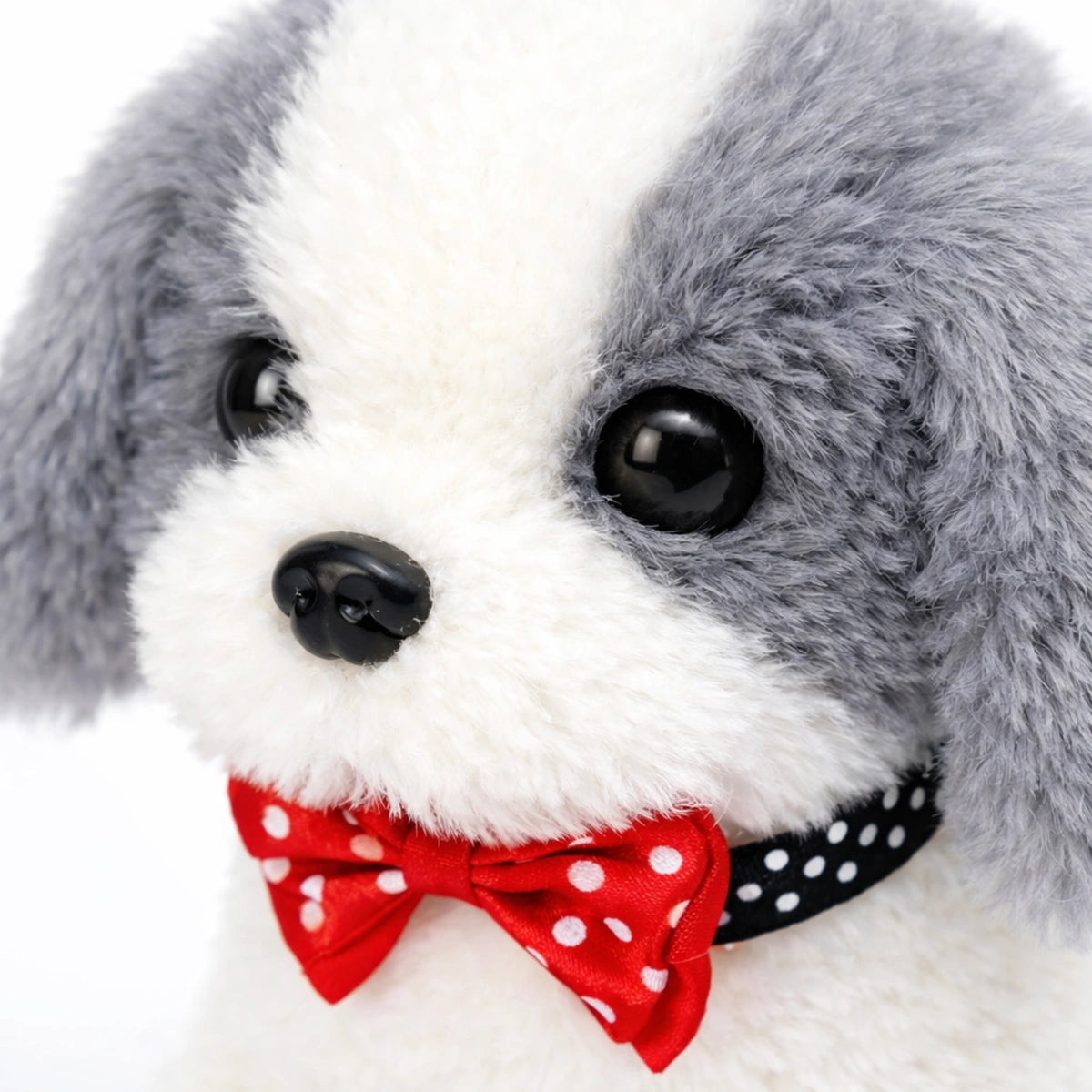 Chiot en peluche interactif gris et blanc en zoom détail, texture douce et noeud rouge, jouet électronique réaliste pour enfant