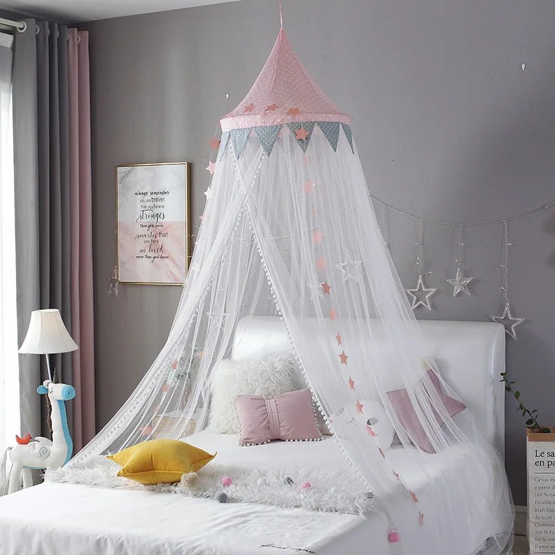 Ciel de lit  rose dans chambre d'enfant