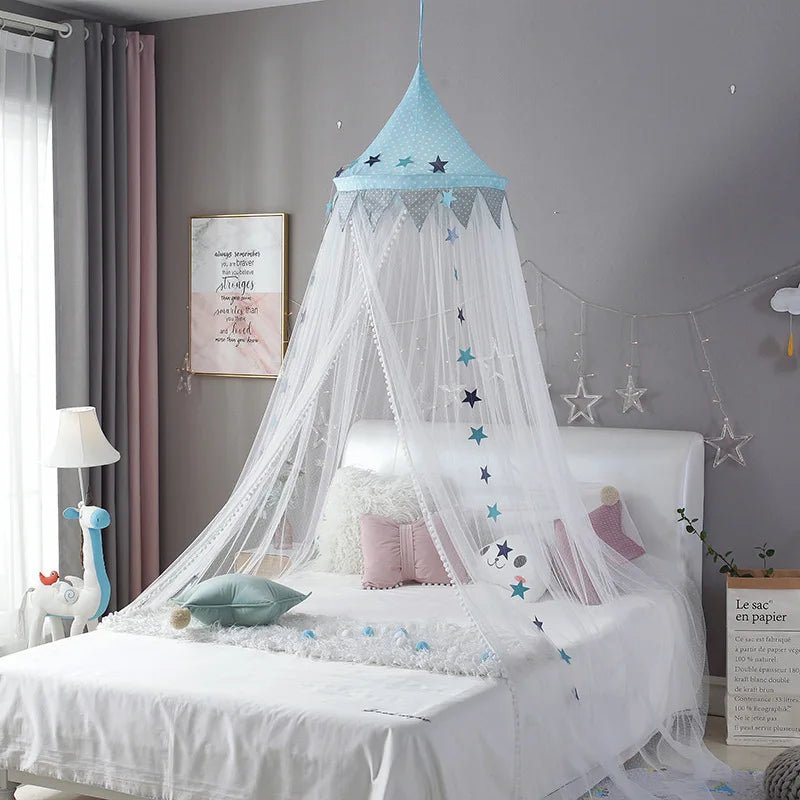 Ciel de lit bleu dans chambre d'enfants
