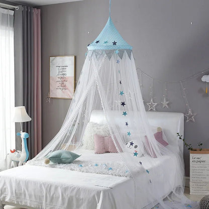 Ciel de lit bleu dans chambre d'enfants