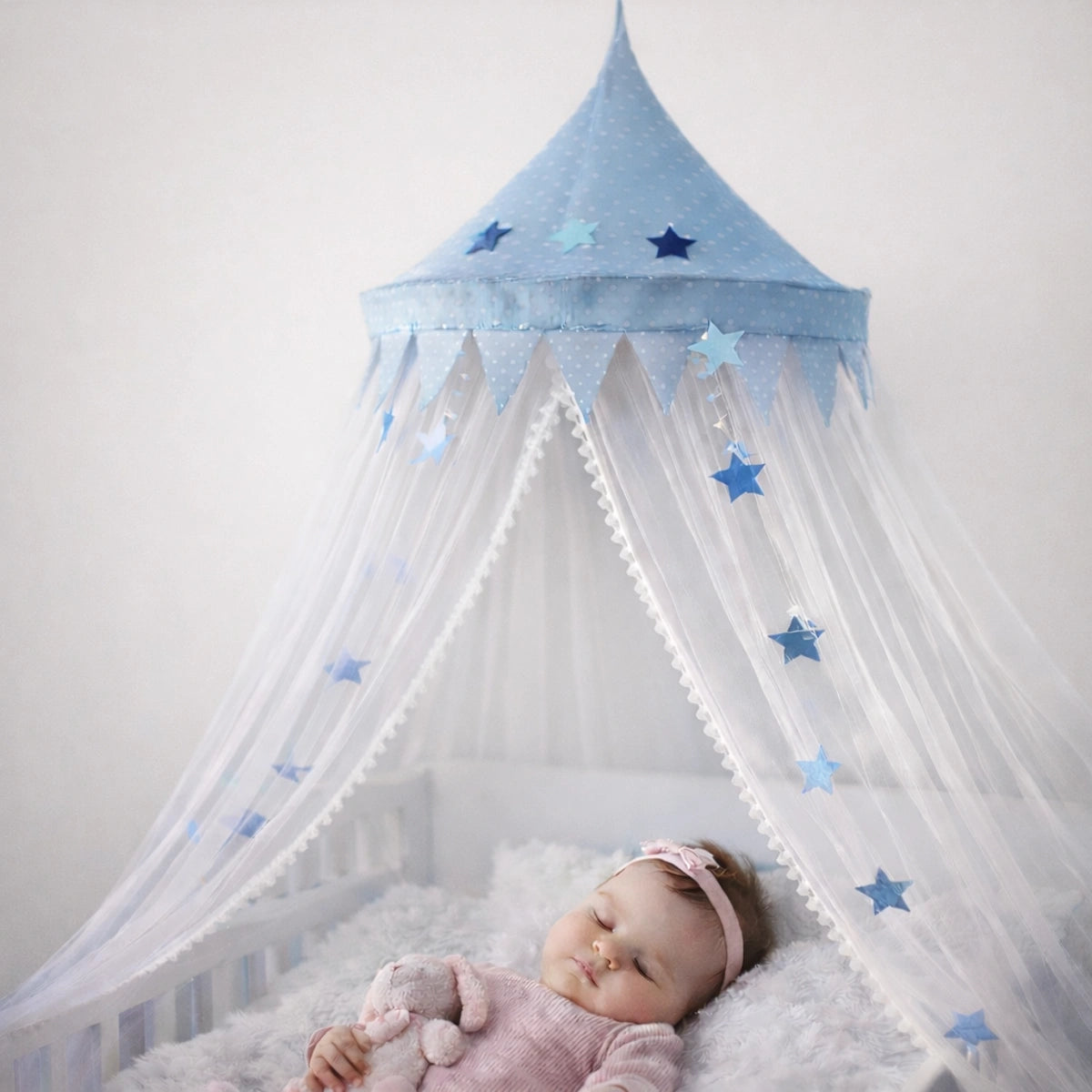 ciel de lit bébé bleu étoiles avec bébé endormi ambiance chambre bébé douce et sécurisante