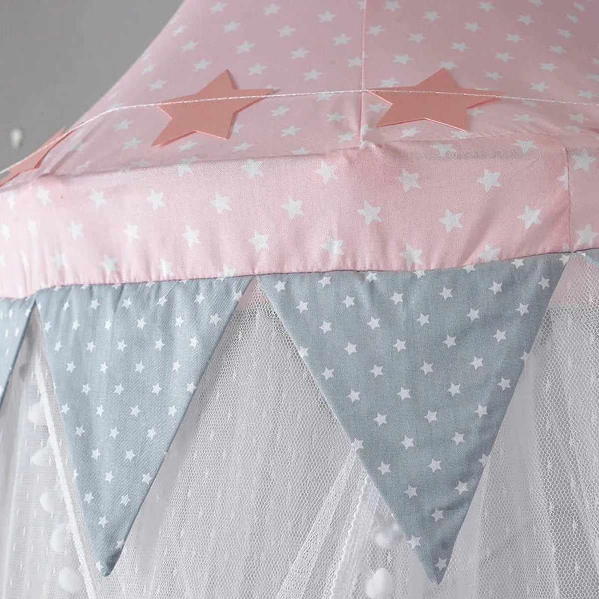 ciel de lit bébé décor étoiles rose et gris style nordique baldaquin chambre enfant doux et élégant